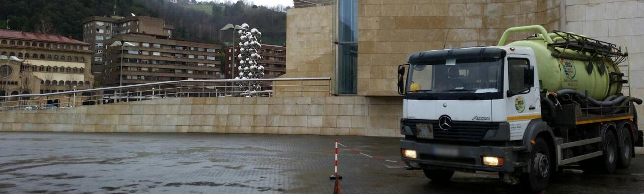 Limpiezas Industriales Alfus - Iris camión cisterna con logo empresarial 
